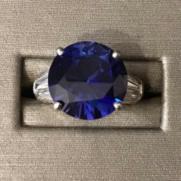 EXQUISITE 10.5 CARAT BLUE SAPPHIRE RING WITH DIAMOND BAQUETTES SET IN PLATINUM - Picture 1 of 10